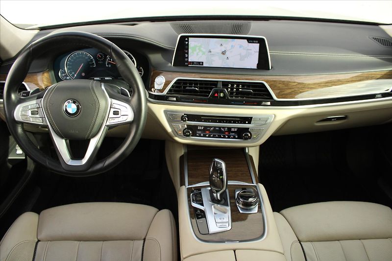 BMW Řada 7 750Li xDrive LASER MASÁŽE ČR - fotka 13 z 44