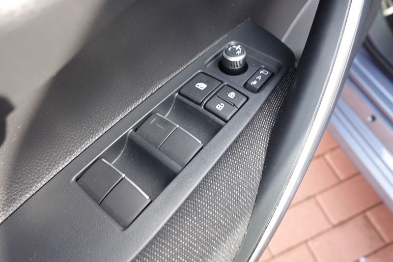 Toyota Corolla 1,8HSD Style - fotka 10 z 32