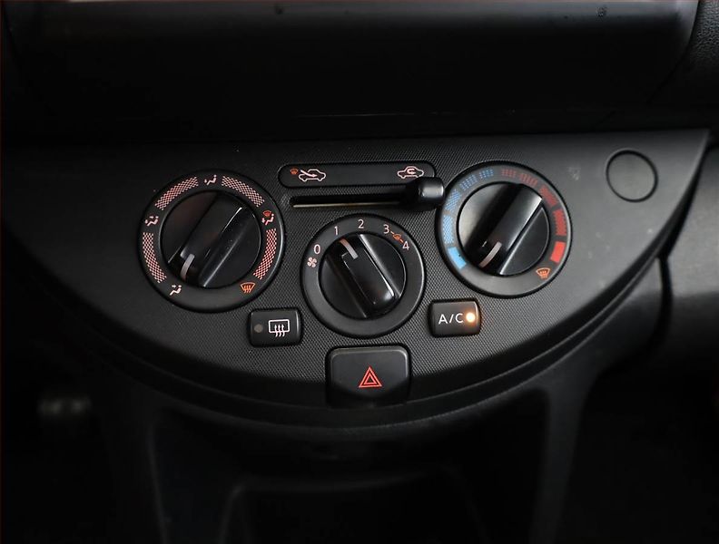 Nissan Note (2011) 1.4, po STK, v dobrém stavu - fotka 10 z 15