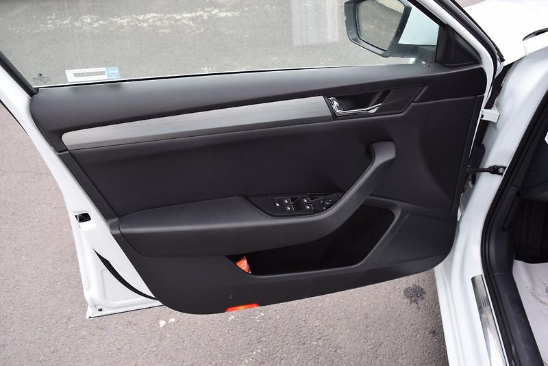 Škoda Superb (2016) 2.0TDI 140kw 4x4 DSG STYLE NAV - fotka 22 z 50