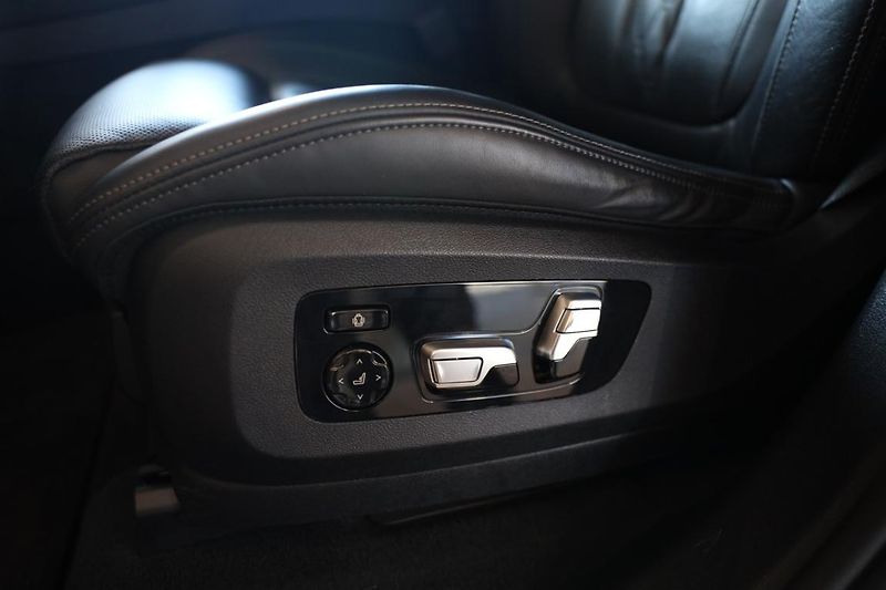 BMW X5 xDrive40i - fotka 27 z 33