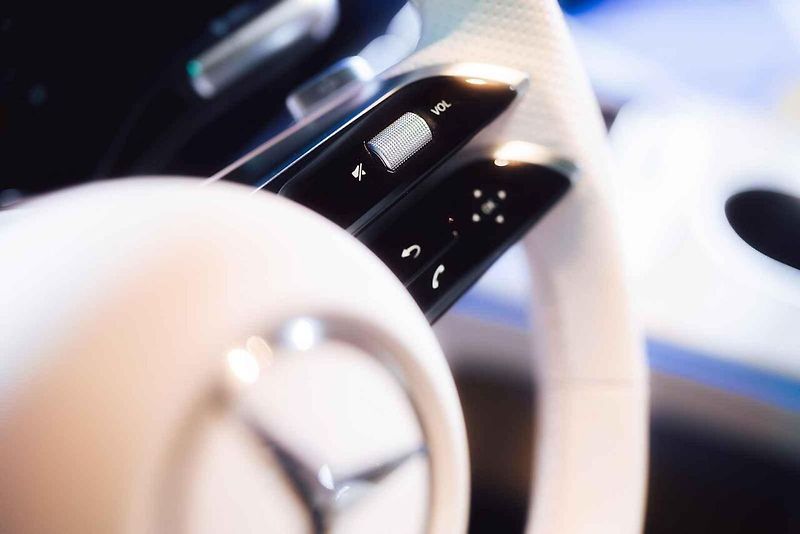 Mercedes-Benz letos odstartoval novou éru jako globální partner ženského tenisu (WTA). Své ambice v tomto sportu nyní potvrzuje i v České republice, kde v rámci ostravského turnaje představuje dvě klíčové novinky: novou generaci modelů GLB a GLC.