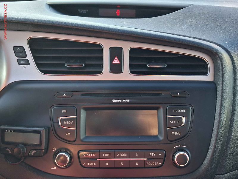Kia Ceed (2013) 1.6GDi, 2.maj,ČR, AC, temp - fotka 13 z 19