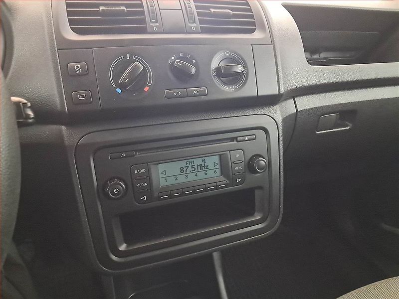 Škoda Fabia (2014) 1.2 TSI, Serv.kniha, Xenony - fotka 12 z 16