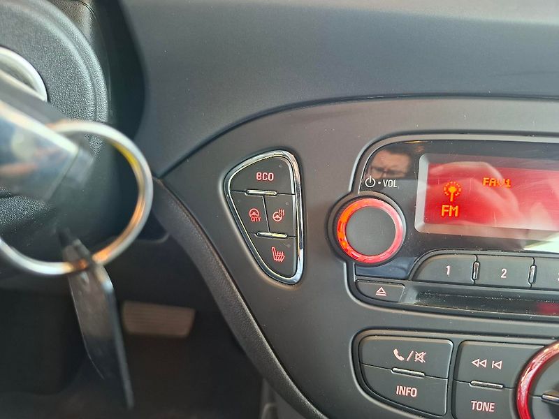 Opel Corsa 1.4i 66KW AUT 2016 - fotka 10 z 11