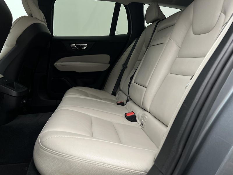 Volvo V60 D4 MOMENTUM AUT - fotka 6 z 46