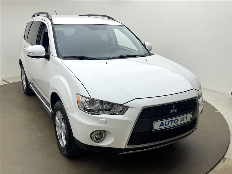 Mitsubishi Outlander 2,2 4WD AUTOMAT VÝHŘEV KAMERA - fotka 3 z 34