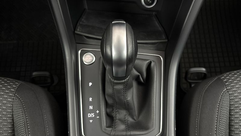 Volkswagen Touran 2.0 TDI DSG Comfortline - fotka 23 z 27