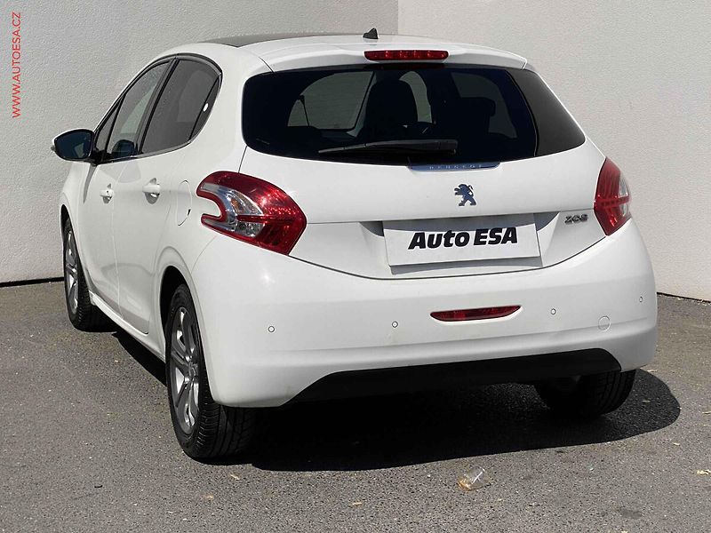Peugeot 208 (2014) 1.2 PT, Allure, navi, panor - fotka 6 z 17