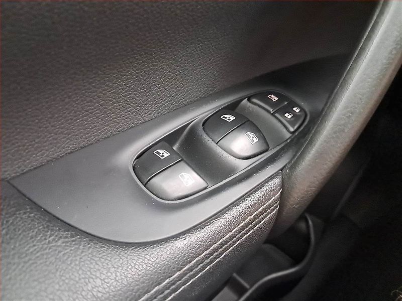 Nissan Qashqai (2020) 1.3 DIG-T, Automat, Serv.kniha - fotka 17 z 21