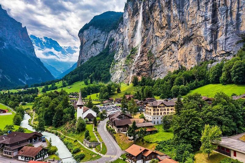Když už je turistů hodně, na vesnici je to znát a místní si stěžují.