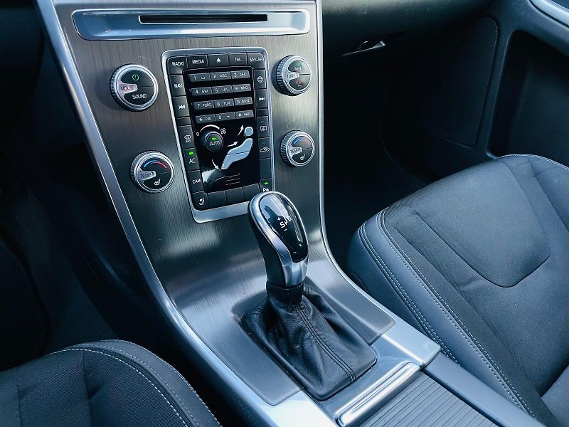 Volvo XC60 2.0D 5VÁLEC AUT TAŽNÉ VÝHŘEV - fotka 42 z 50