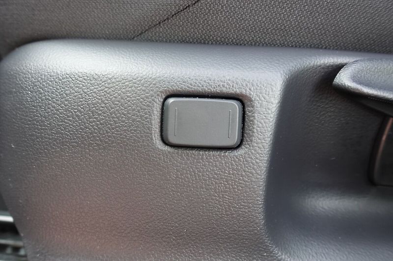 Toyota Corolla Cross 1,8 HEV Comfort Business - fotka 18 z 33