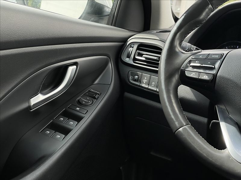 Hyundai i30 1,5 T-GDI Combi Smart PDC - fotka 13 z 23