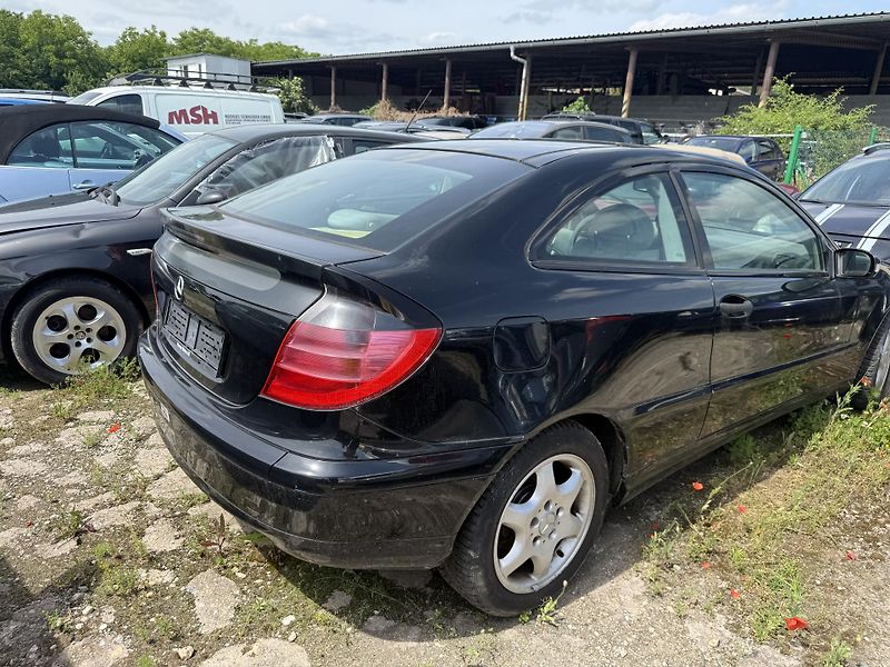 Mercedes-Benz Třídy C (2001) 2.0 95kw - fotka 7 z 17