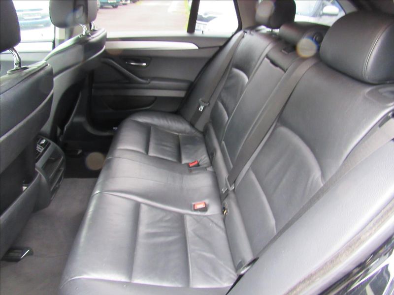 BMW Řada 5 3,0 d 530d xDrive - fotka 10 z 35