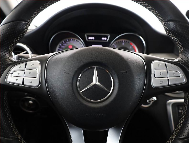 Mercedes-Benz GLA (2017) 200 d 4MATIC, 4X4 - fotka 8 z 20