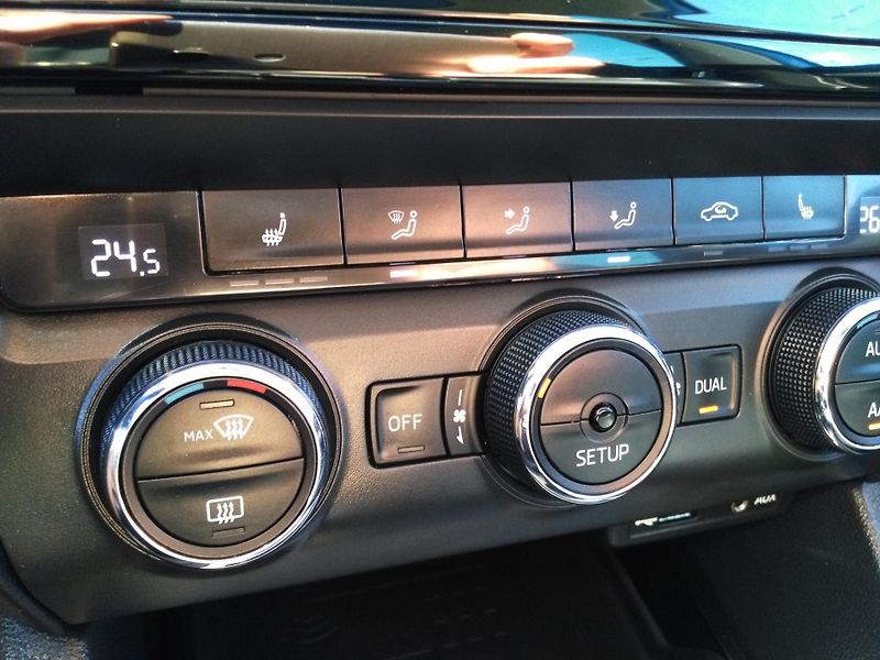 Škoda Octavia 1,6 TDI * DSG * /77 kW/ - fotka 27 z 40