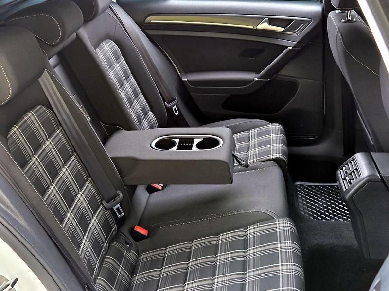 Volkswagen Golf 2,0GTD 135kW DSG, DPH, SERVIS  - fotka 27 z 51