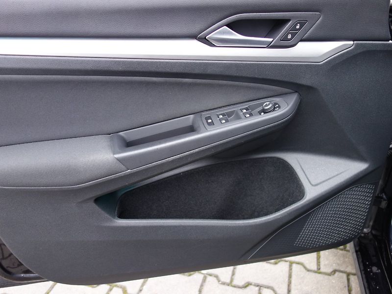Volkswagen Golf (2021) 1.0eTSI 81kW DSG -VÝBAVA-LED - fotka 26 z 40