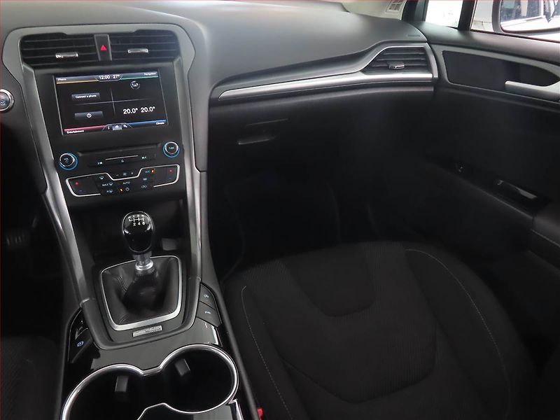 Ford Mondeo (2015) 2.0 TDCI, Xenony, Tempomat - fotka 8 z 15