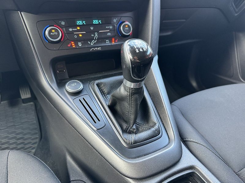 Ford Focus (2017) 1.6 Ti-VCT Digi Klima Tempomat - fotka 9 z 45