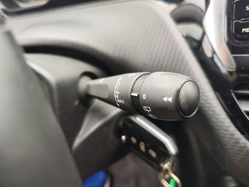 Peugeot 208 1.2 PureTech/61kW SIGNATURE - fotka 20 z 26