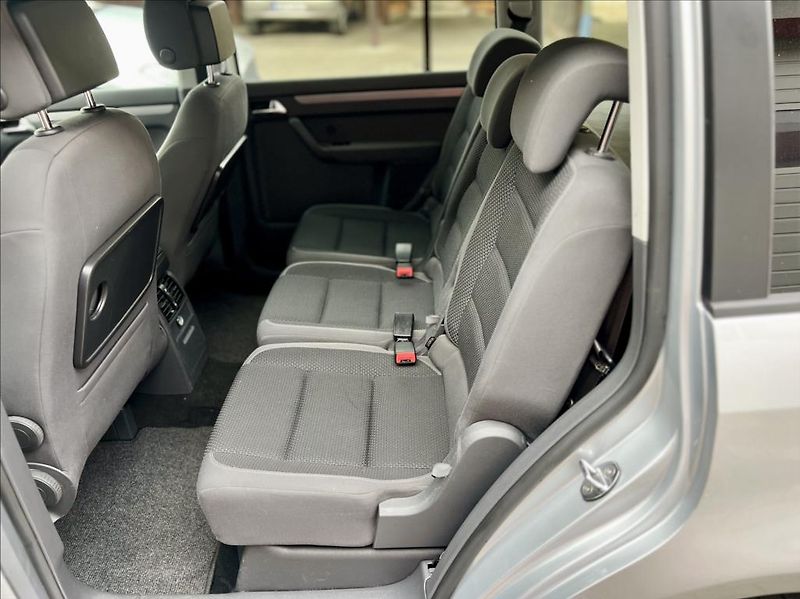 Volkswagen Touran 1,6 TDi  NAVI / kamera / ALU - fotka 12 z 44