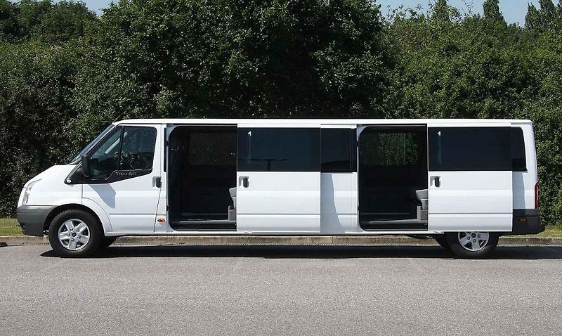 Legendární Ford Transit si zahrál hlavní roli v nové rodinné komedii. Na snímku je herec Lukáš Příkazký při natáčení jedné ze scén.