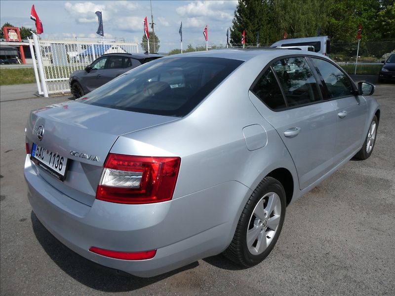 Škoda Octavia 1,6 TDI 81kW Style auto klima - fotka 9 z 35