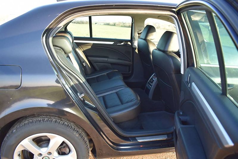 Škoda Superb 2,0 TDI SERVIS STK NOVÉ DSG! - fotka 16 z 19