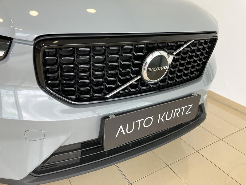 Volvo XC40 B3 FWD Plus Dark AT7 - fotka 3 z 39