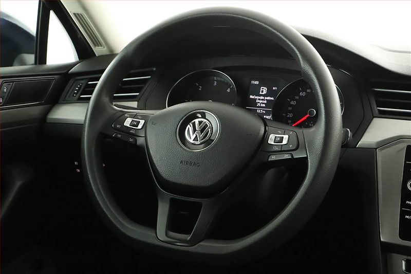 Volkswagen Passat (2018) 1.6 TDI, Tempomat - fotka 12 z 14