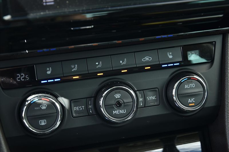 Škoda Superb 2.0TSI 206kW 4x4 L&K ACC TAŽNÉ - fotka 23 z 37