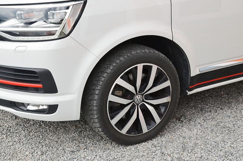 Volkswagen Multivan (2017) TDi 150kW 4x4 DSG Highline ČR - fotka 9 z 48