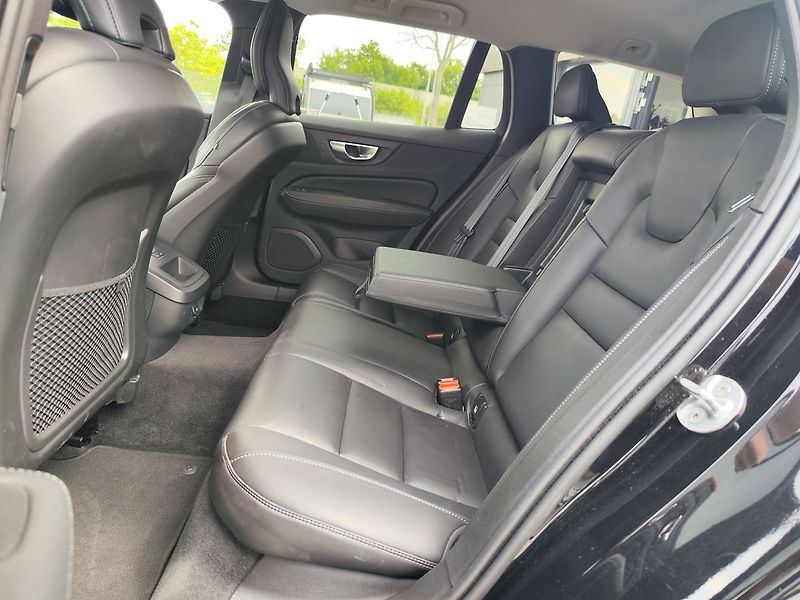Volvo V60 B4/145kW AWD Auto Plus My24 - fotka 12 z 36