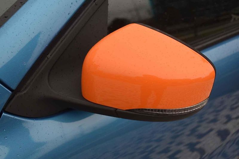 V kombinaci modré a oranžové barvy vypadá Spring atraktivně