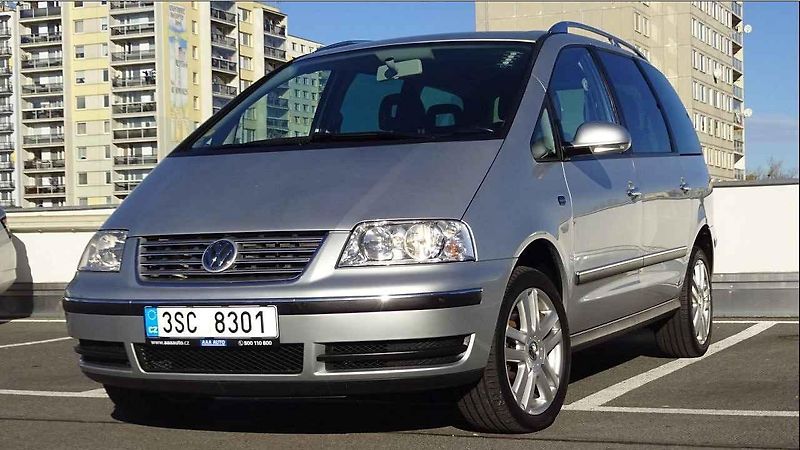 Boční lišty i lišty nárazníků zdobí chromový pásek, toto auto v základní výbavě není.