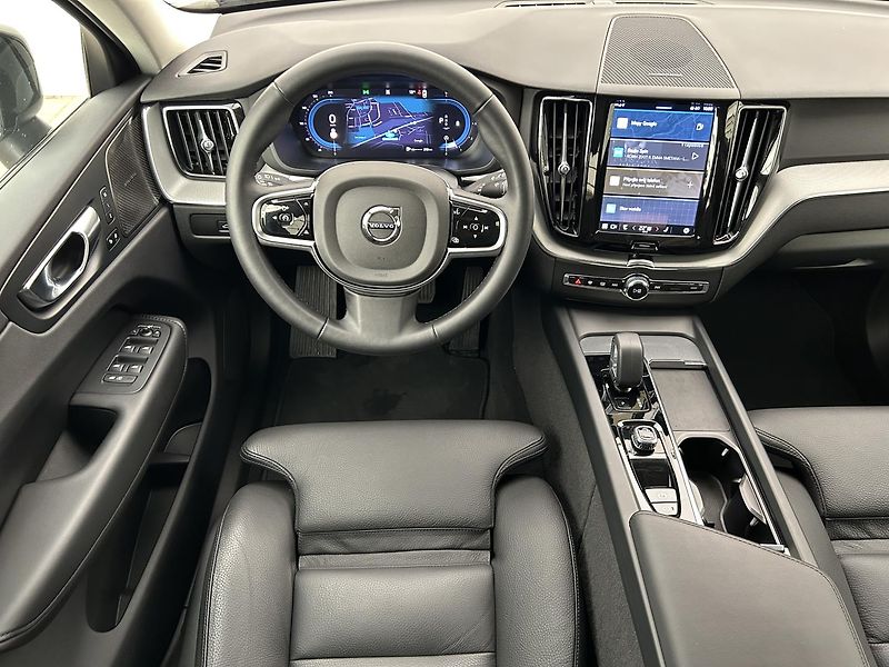 Volvo XC60 2.0 B4 4x4 PLUS  Black - fotka 15 z 29