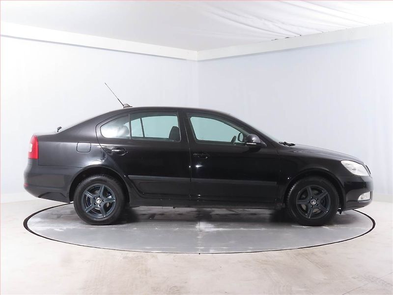 Škoda Octavia (2009) Ambiente Plus 1.9 TDI - fotka 6 z 14