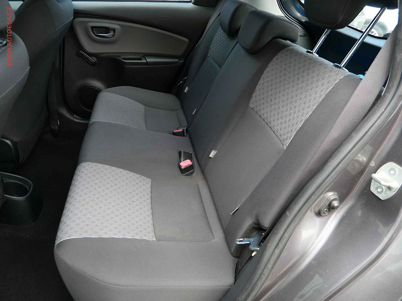 Toyota Yaris (2014) 1.3 VVT- i, ČR, AC, park - fotka 10 z 18