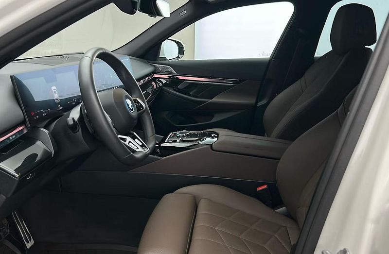 BMW i5 eDrive40 Touring M Kam Tažné - fotka 10 z 26