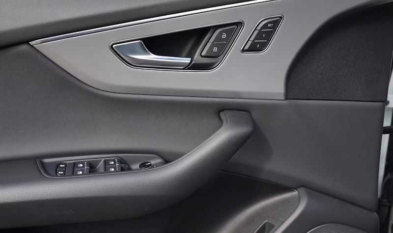 Audi Q8 TDI q 210kW S-Line Pano Matrix - fotka 11 z 20