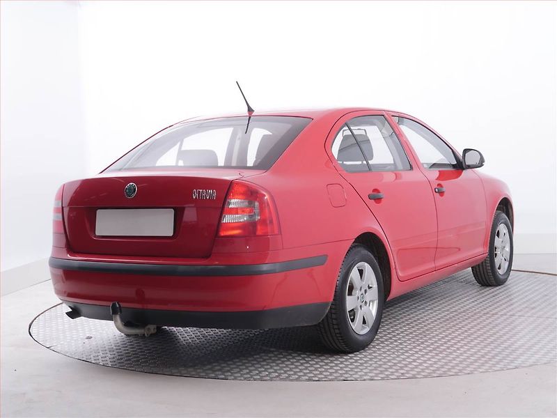 Škoda Octavia (2011) 1.6, Park. senzory - fotka 5 z 15