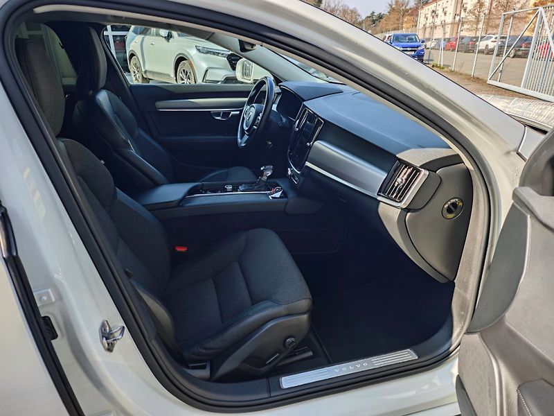 Volvo V90 (2019) 2.0 D4 Momentum 140kW 8AT - fotka 11 z 43