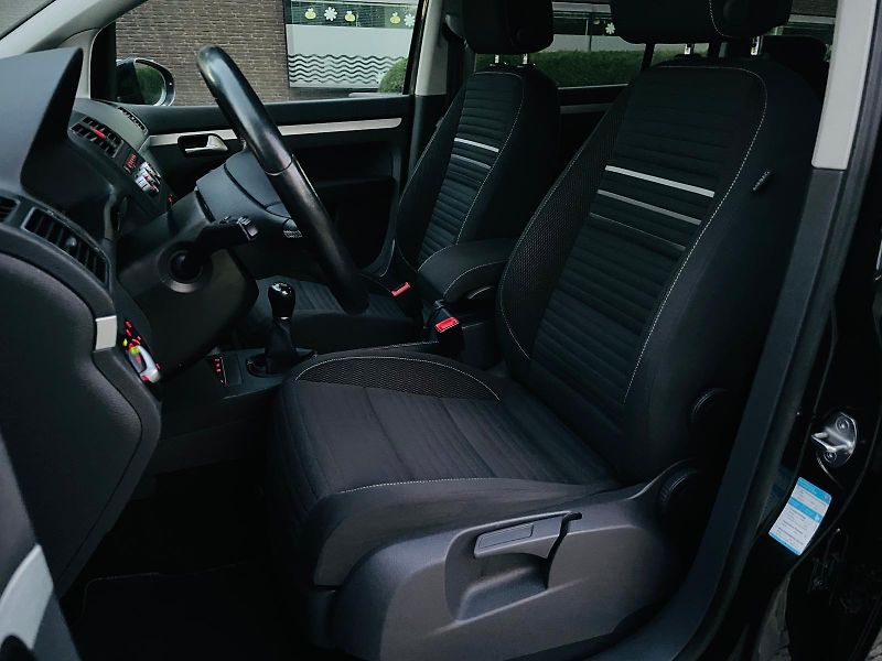 Volkswagen Touran 2.0TDI MANUÁL SENZORY VÝHŘEV - fotka 28 z 45