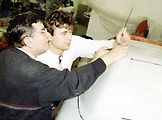 Otec a syn Královi při společné tvorbě