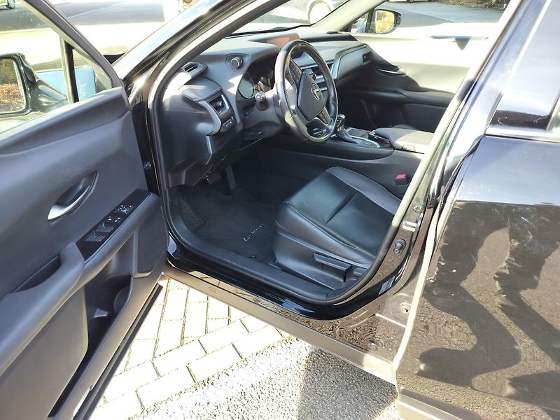 Lexus UX 250h kožené a vyhřívané sedačky - fotka 9 z 21