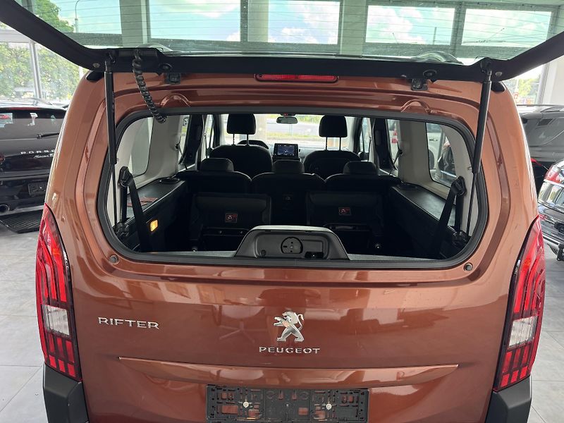 Peugeot Rifter (2022) 1,2 Aut. Allure Pack 7.Míst L2 - fotka 21 z 25