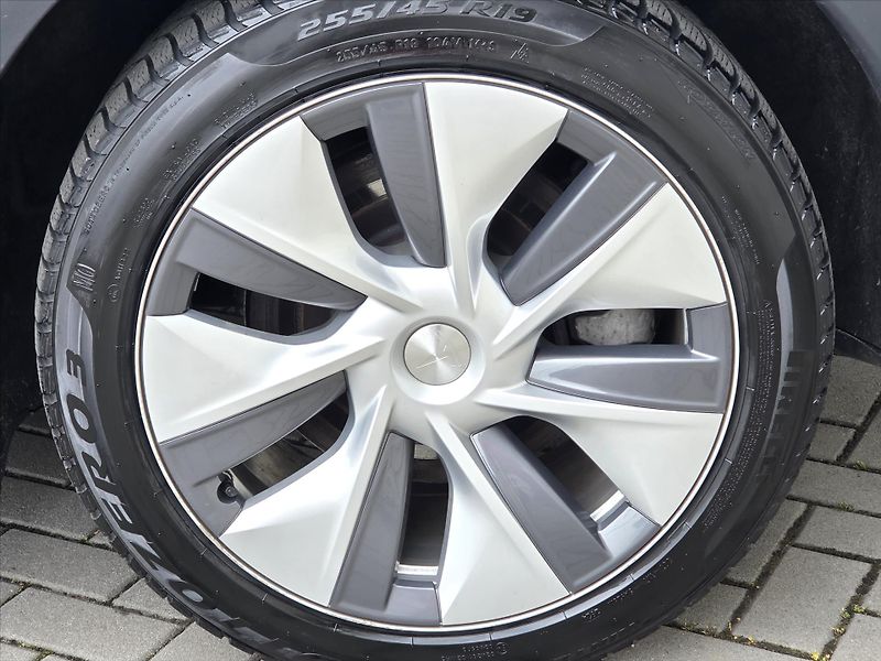 Tesla Model Y 378kW 4x4 LR Tažné zař. NEHAVA - fotka 21 z 22